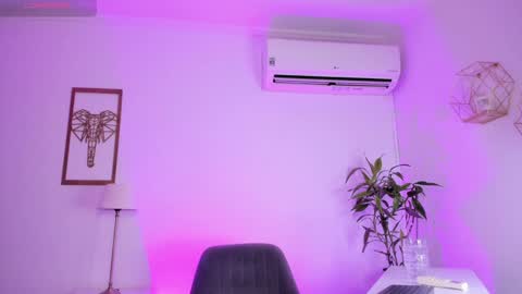 Snapshot of alice_graay_ chatting on 01/14/25, 04:04 Alice Graay online show from 01/14/25, 04:04