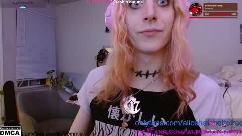 Snapshot of alice_hatchette chatting on 09/17/25, 03:19 Alice Hatchette online show from 09/17/25, 03:19