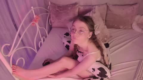 Snapshot of alice_kinky_girl chatting on 03/06/25, 05:33 Alice online show from 03/06/25, 05:33