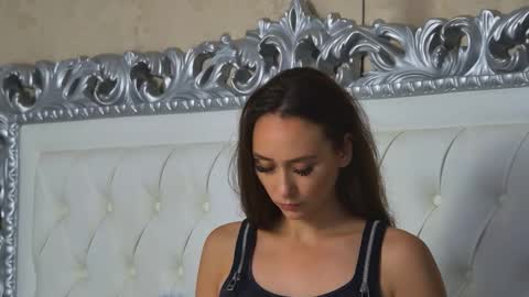 Snapshot of alice_munro chatting on 09/15/25, 03:06 AliceMunro online show from 09/15/25, 03:06