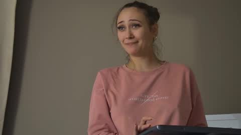 Snapshot of alice_munro chatting on 10/09/25, 07:34 AliceMunro online show from 10/09/25, 07:34