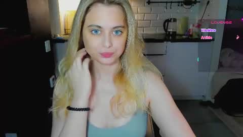 Snapshot of alice_wander chatting on 07/22/26, 02:25 Alice online show from 07/22/26, 02:25