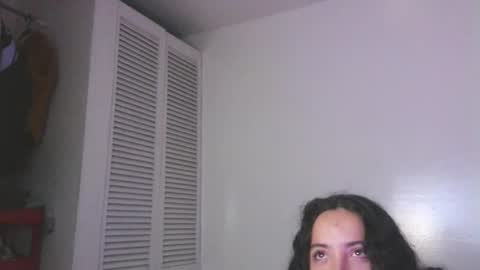 Snapshot of aliceclair_ chatting on 10/28/25, 06:17 aliceclair_ online show from 10/28/25, 06:17