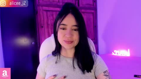 Snapshot of alicee_2 chatting on 02/19/25, 05:06 Aliceee .. 97YP9VWGZHrefnav wishlist lists 1 online show from 02/19/25, 05:06