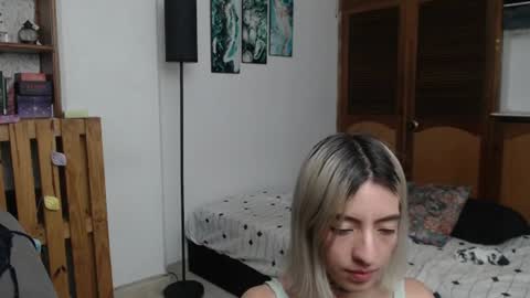 alicee_logan_ online show from 06/19/26, 01:43