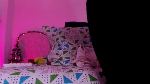 Snapshot of alicia_kyse chatting on 12/14/25, 03:01 Alicia Kyse online show from 12/14/25, 03:01