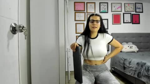 Snapshot of alicia_rainbow chatting on 06/24/26, 04:00 alicia_rainbow online show from 06/24/26, 04:00