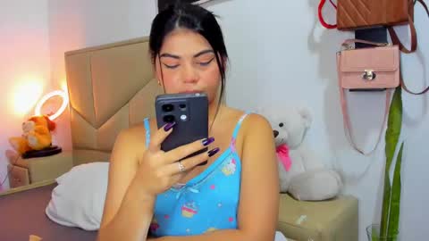 Snapshot of aliciabiden chatting on 10/15/25, 04:45 aliciabiden online show from 10/15/25, 04:45