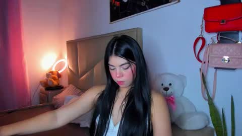 Snapshot of aliciabiden chatting on 10/22/25, 04:35 aliciabiden online show from 10/22/25, 04:35