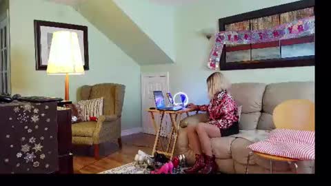 Snapshot of aliciadehart181 chatting on 06/21/26, 07:05 Alicia deHart Help me reach 1000 Followers. Its FREE online show from 06/21/26, 07:05