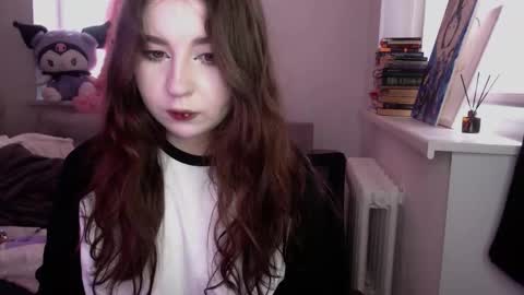 aliciamoon_ online show from 10/10/25, 11:42