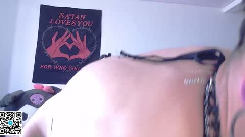 Snapshot of alienexxx chatting on 09/16/25, 08:21 online show from 09/16/25, 08:21