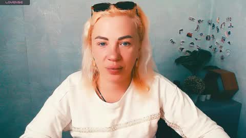 Snapshot of alinafrey_ chatting on 05/15/26, 05:14 Alina online show from 05/15/26, 05:14