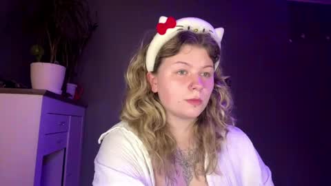 Snapshot of alinahotgirl chatting on 05/22/26, 10:37 Alina online show from 05/22/26, 10:37