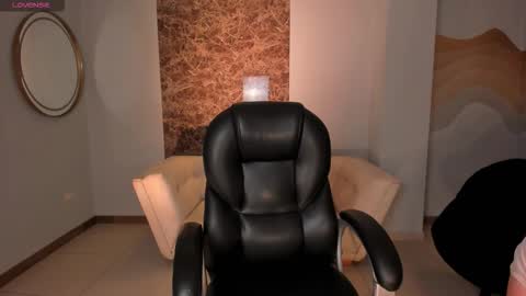 alinakravitz_ online show from 11/26/25, 11:22