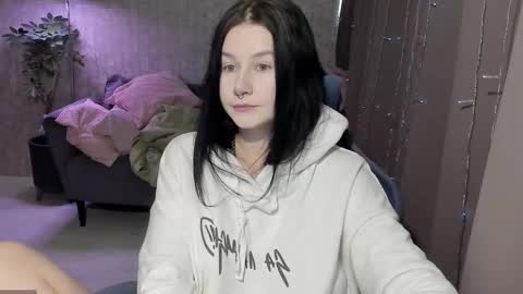 Aline Greeeen online show from 11/25/25, 08:36