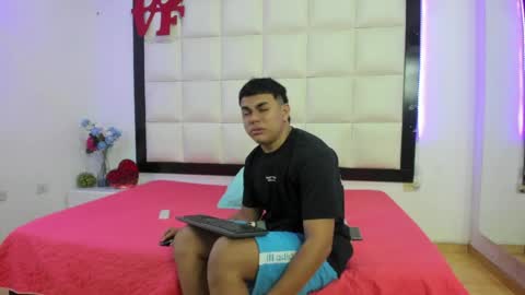 Snapshot of aliss_aron chatting on 05/25/26, 11:49 Aliss and Aron online show from 05/25/26, 11:49