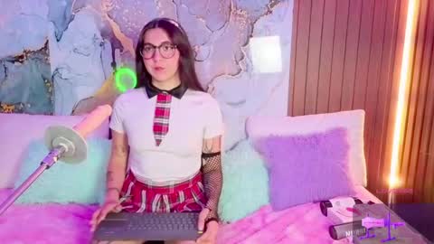 Snapshot of alissa_cute1 chatting on 04/28/26, 08:36 Mia online show from 04/28/26, 08:36