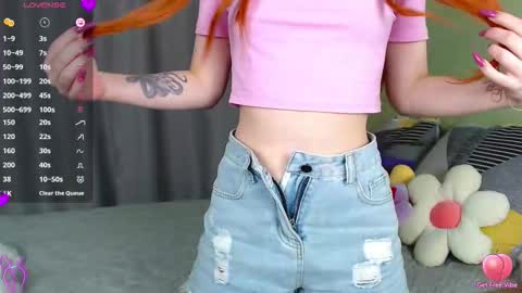 Snapshot of alissa_sexy chatting on 09/22/25, 12:01 Aliss online show from 09/22/25, 12:01