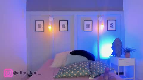 Laura online show from 05/19/26, 05:03