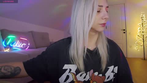 A day u didnt smile is a lost day online show from 01/12/26, 02:44