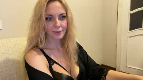 Snapshot of allmaybe chatting on 05/27/26, 04:26 Nika online show from 05/27/26, 04:26