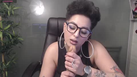 Snapshot of allyiah chatting on 01/03/25, 10:29 online show from 01/03/25, 10:29
