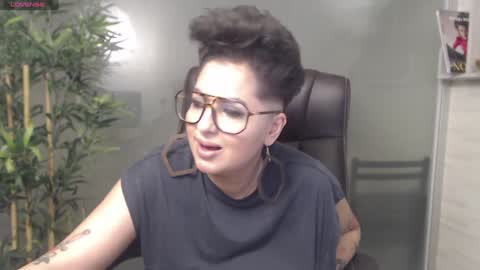 Snapshot of allyiah chatting on 01/11/25, 01:37 online show from 01/11/25, 01:37