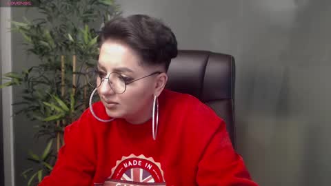 Snapshot of allyiah chatting on 02/15/25, 01:53 online show from 02/15/25, 01:53