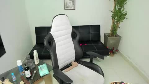 allyssann online show from 02/11/25, 06:22