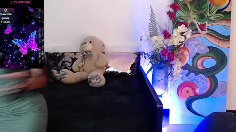 alma_art_ online show from 02/17/25, 03:58