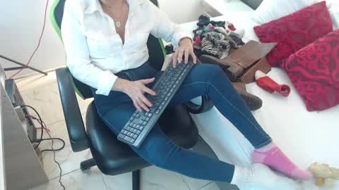 Snapshot of alma_fenix chatting on 02/13/25, 03:14 ALMA FENIX online show from 02/13/25, 03:14