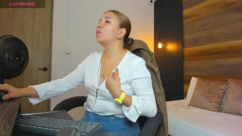 Snapshot of alma_fenix chatting on 09/17/25, 12:29 ALMA FENIX online show from 09/17/25, 12:29