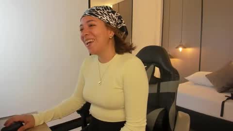 Snapshot of alma_fenix chatting on 09/24/25, 12:30 ALMA FENIX online show from 09/24/25, 12:30