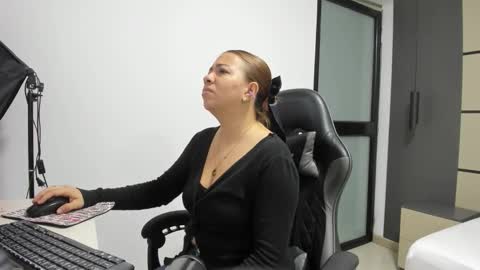 Snapshot of alma_fenix chatting on 09/25/25, 12:20 ALMA FENIX online show from 09/25/25, 12:20