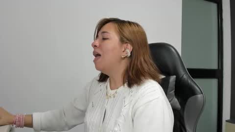 Snapshot of alma_fenix chatting on 10/01/25, 12:33 ALMA FENIX online show from 10/01/25, 12:33