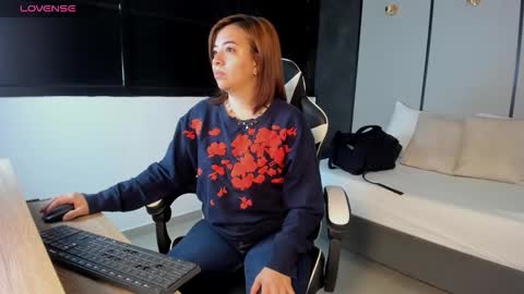 Snapshot of alma_fenix chatting on 10/17/25, 12:19 ALMA FENIX online show from 10/17/25, 12:19