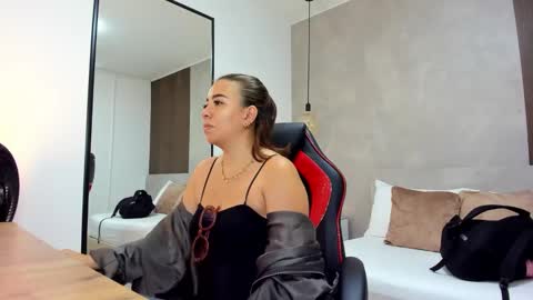 Snapshot of alma_fenix chatting on 10/22/25, 12:27 ALMA FENIX online show from 10/22/25, 12:27