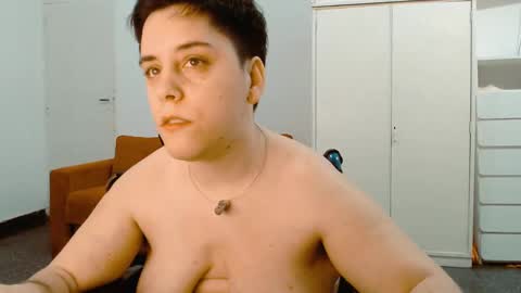 Snapshot of almondonwheels chatting on 03/10/25, 04:17 Almond online show from 03/10/25, 04:17