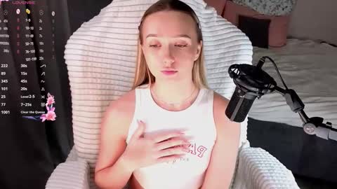 Snapshot of alodiaacomb chatting on 02/27/26, 03:17 Lia online show from 02/27/26, 03:17