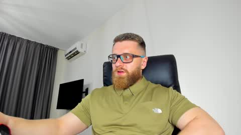 Alphaalexxx Lets reach Me 100 thumbs up online show from 05/20/26, 03:51