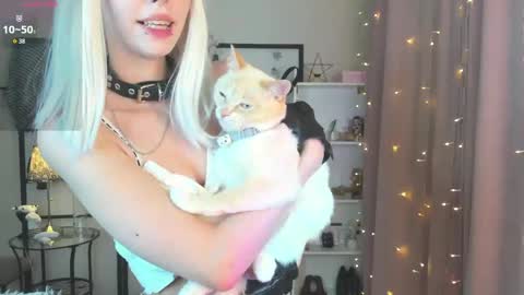Snapshot of aluwe_meow chatting on 05/22/26, 10:04 Aluwe online show from 05/22/26, 10:04