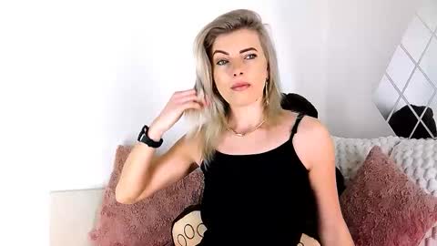 Snapshot of alyblonde chatting on 03/15/26, 10:10 aly online show from 03/15/26, 10:10