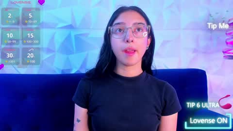 Snapshot of alys_molly chatting on 12/17/24, 11:17 sopie online show from 12/17/24, 11:17