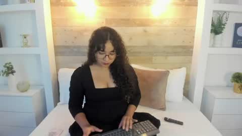 Snapshot of alysson_moon_ chatting on 07/31/26, 04:45 A L Y online show from 07/31/26, 04:45