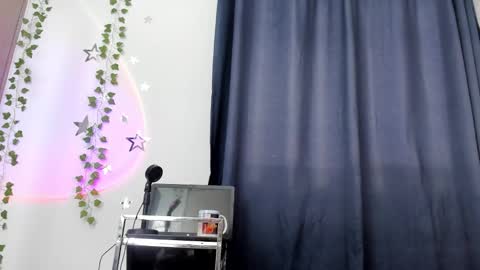 Snapshot of alyxroses chatting on 02/06/25, 10:53 online show from 02/06/25, 10:53