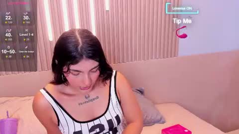 Snapshot of amara_lune chatting on 07/11/26, 04:04 online show from 07/11/26, 04:04
