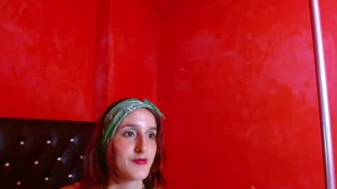ambar_roux1 online show from 03/01/25, 11:37