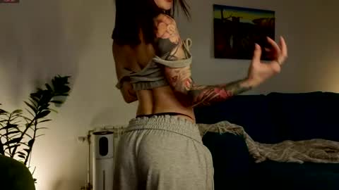 Moon inst 4mbientmoon online show from 04/15/26, 07:58