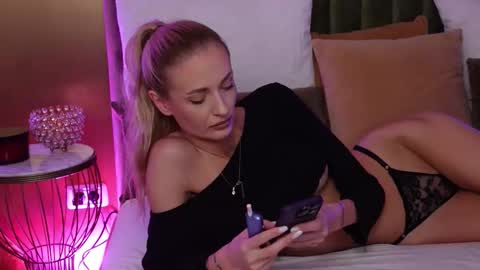 Amelia online show from 09/26/25, 05:22